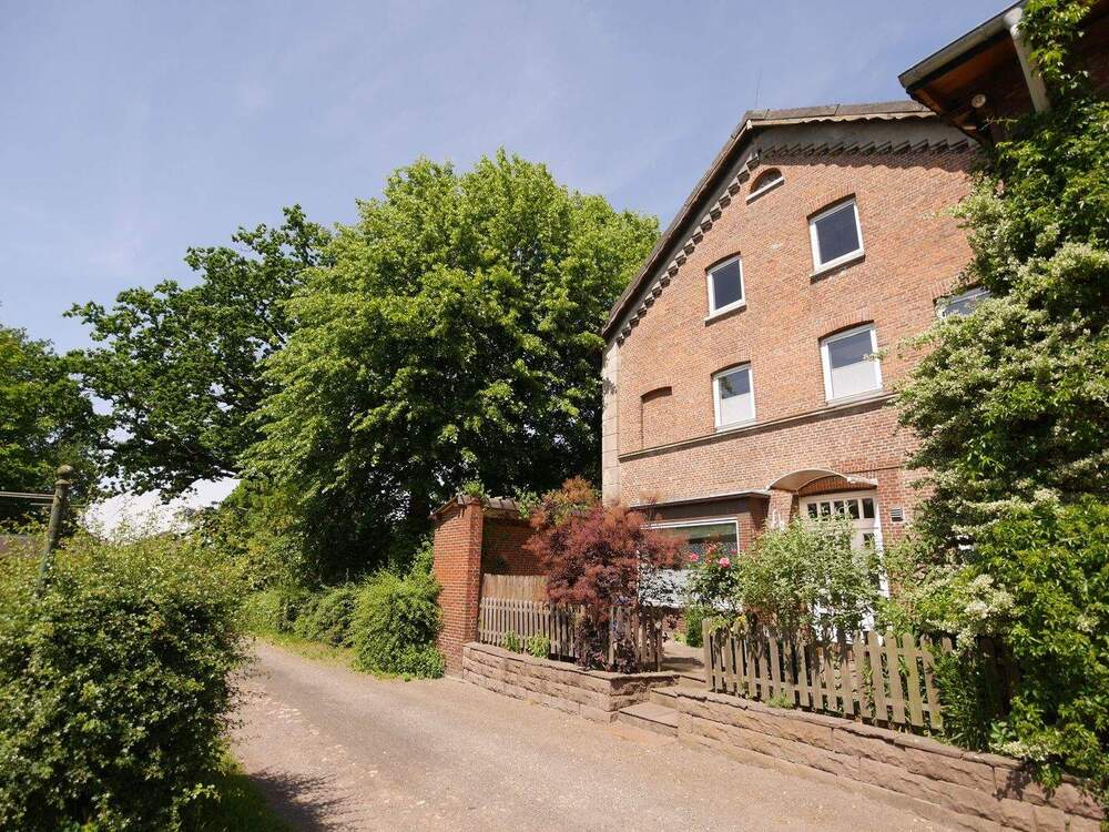 Thumbnail-Geräumige 4 Zimmer-Wohnung mit Terrasse und Garten