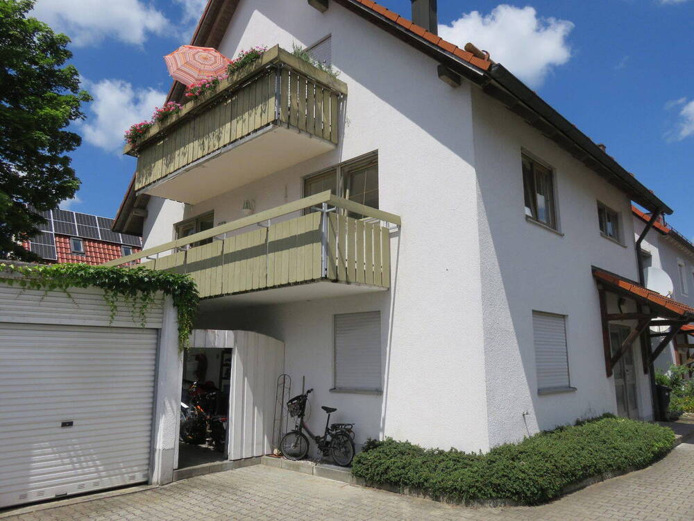 Außenansicht mit Balkon 1. OG