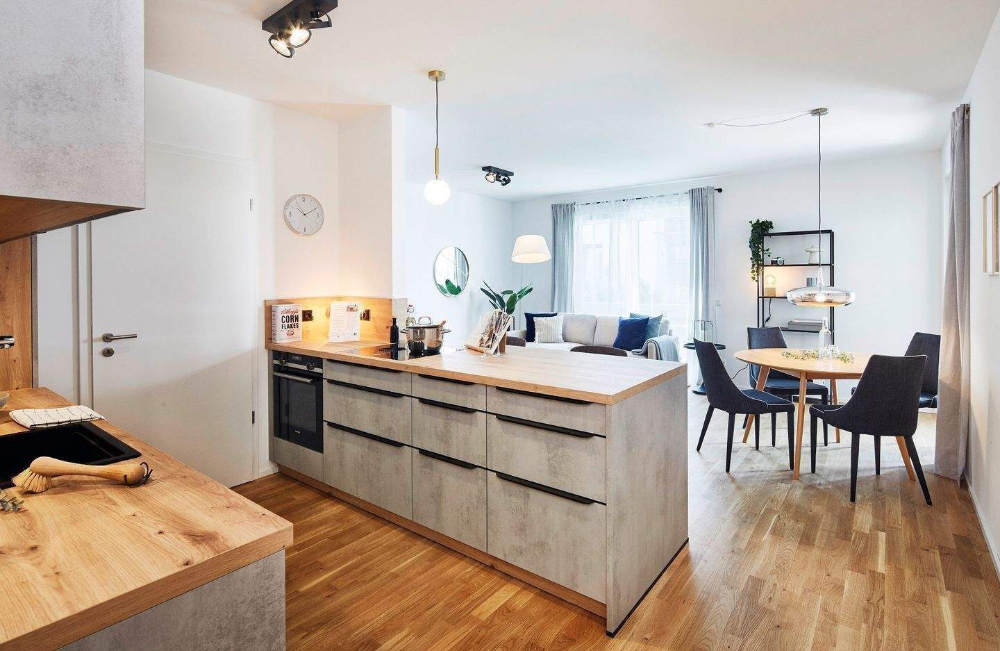Blick in Küche / Wohnzimmer