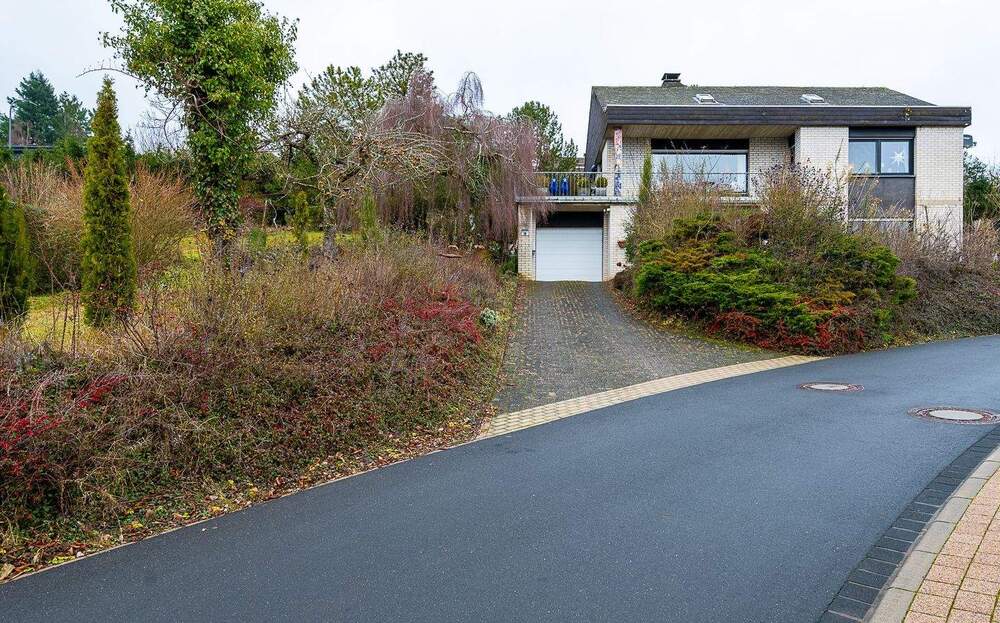 Thumbnail-Freistehendes Einfamilienhaus + unbebautes Nachbargrundstück in Schönecken - ruhige Lage