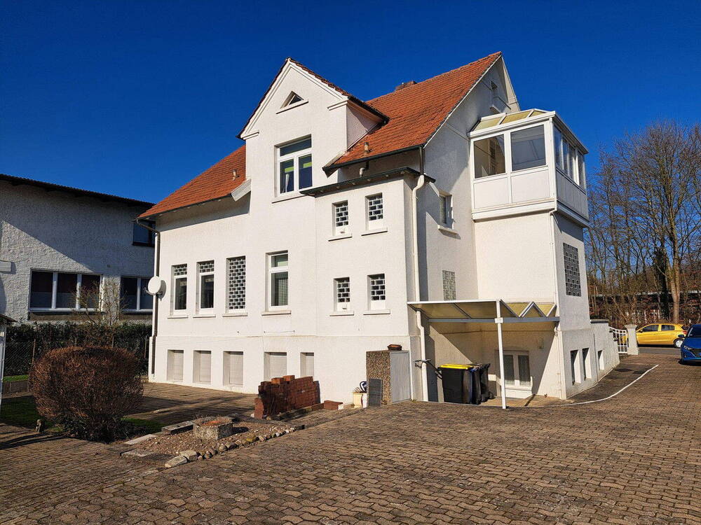 Gartenansicht mit Zufahrt
