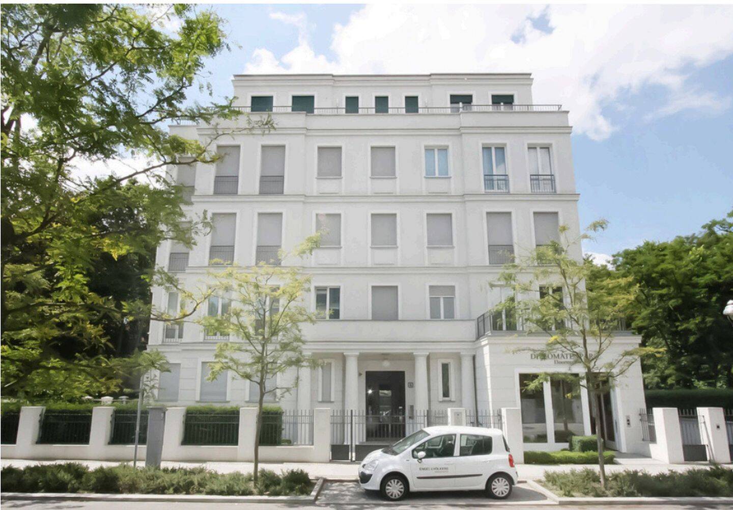 Thumbnail-Erstklassige 4-Zimmer-Wohnung mit Loggia, Concierge & Tiefgarage im Diplomatenpark