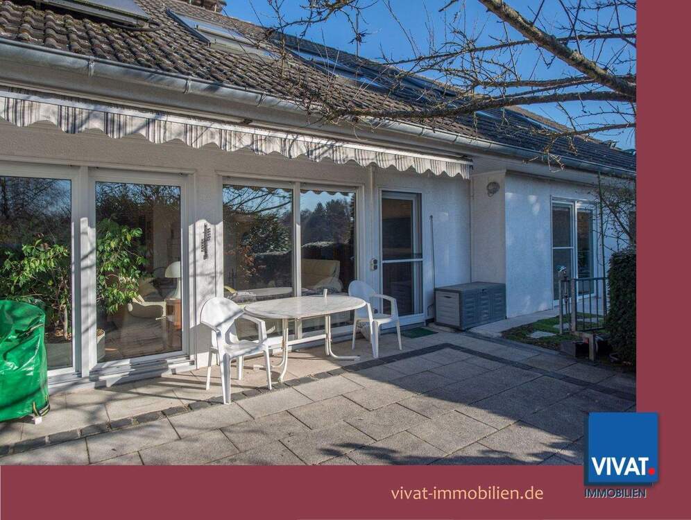 Thumbnail-Erdgeschoss-Wohnung mit großer Terrassenlandschaft und bes. Ausstattung im 3FH. Randlage, Carport.