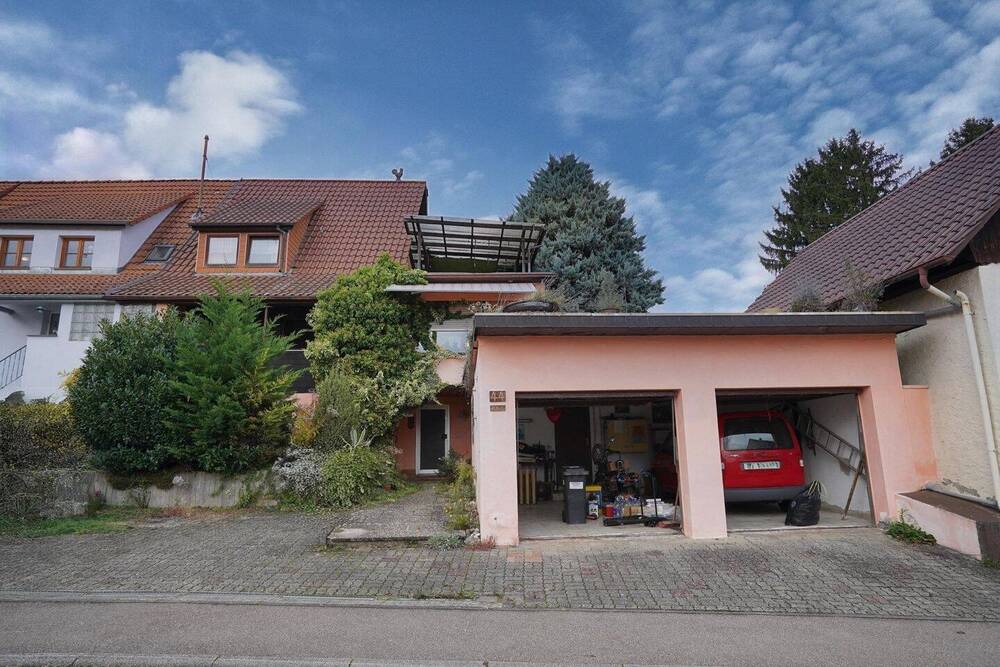 Thumbnail-Doppelhaushälfte mit Gestaltungspotential und außergewöhnlich großen Garten in Bretten