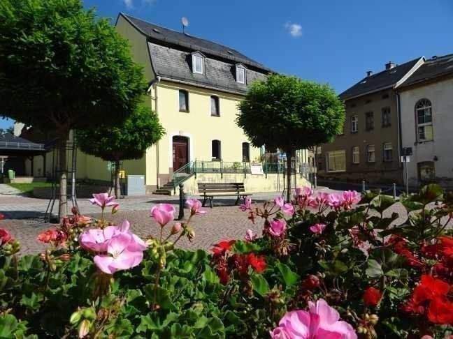 Thumbnail-Großzügiges, vermietetes Wohn- und Geschäftshaus in zentraler Lage von Auma zu verkaufen