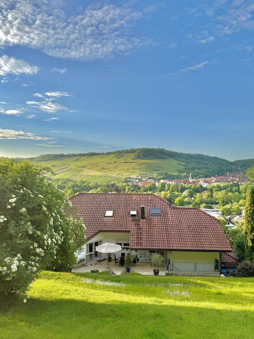 Thumbnail-Attraktives 3-Familienhaus mit großem Garten und traumhafter Aussicht sowie Doppelgarage