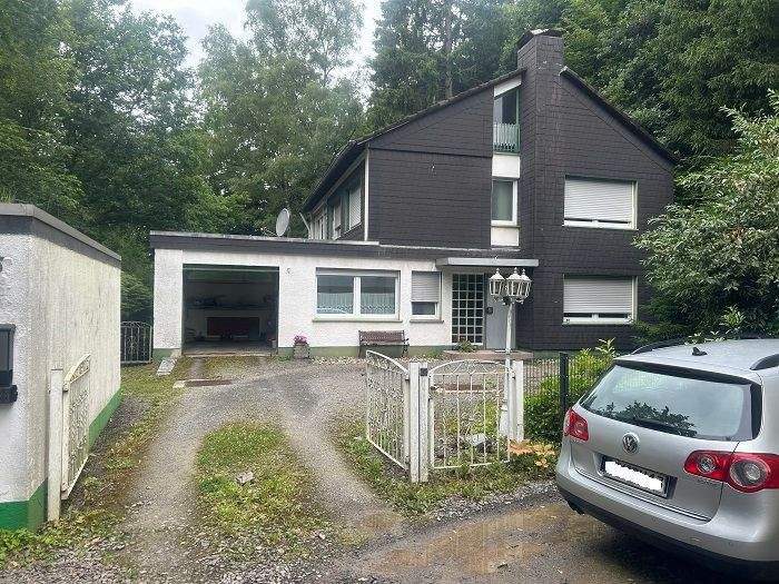 Thumbnail-Großzügig gestaltetes Einfamilienhaus mit herrlichem Garten und zwei Garagen...