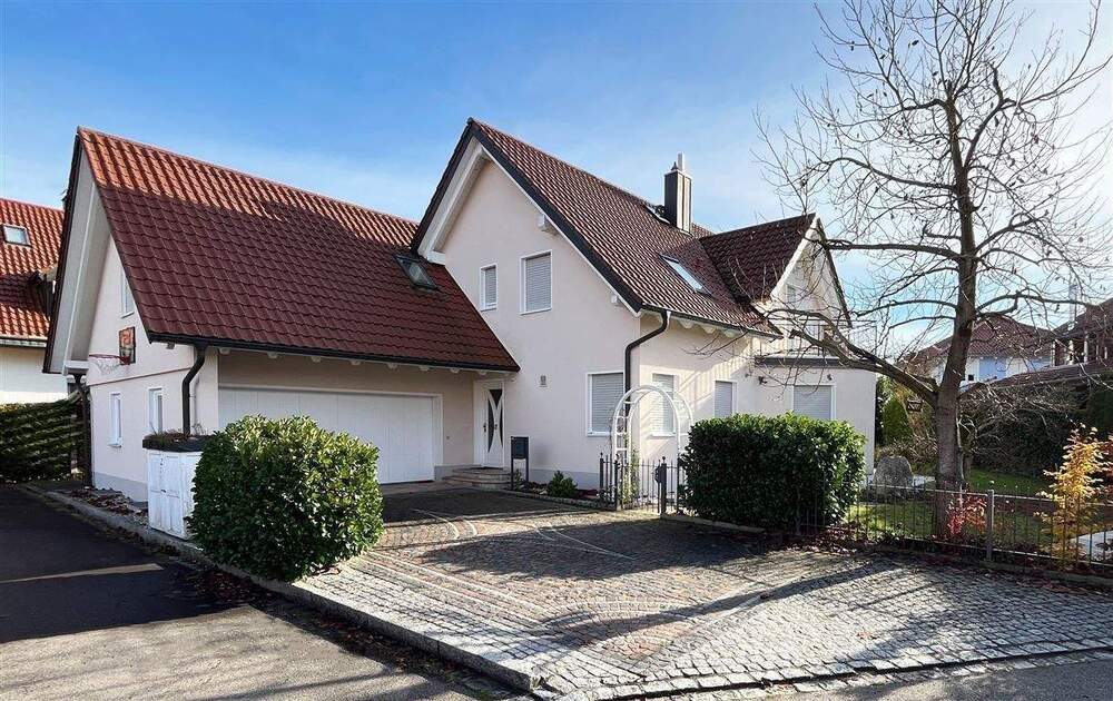 Thumbnail-Großzügiges Einfamilienhaus mit separatem Arbeitsbereich, Wellnessbereich und Doppelgarage