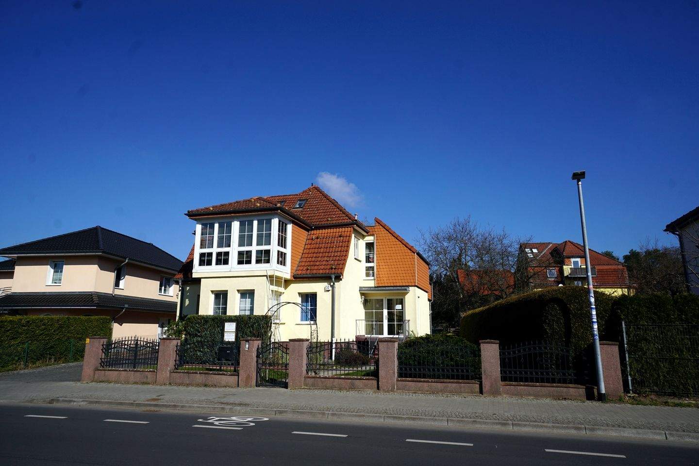 Thumbnail-Ein Einfamilienhaus mit derzeitiger Arztpraxis, auch als Zweifamilienhaus nutzbar