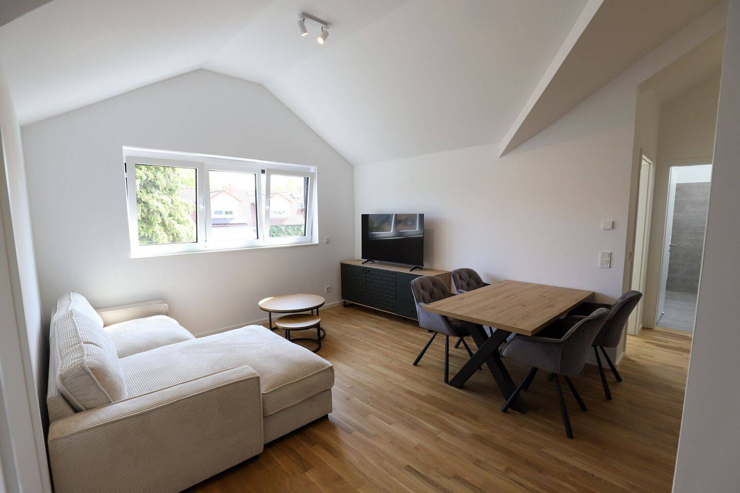 Thumbnail-** Feldrandlage** Vollmöblierte Dachgeschoss-Wohnung mit Einbauküche