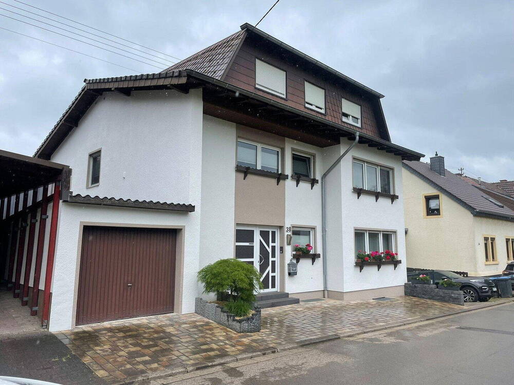 Frontansicht mit Garage
