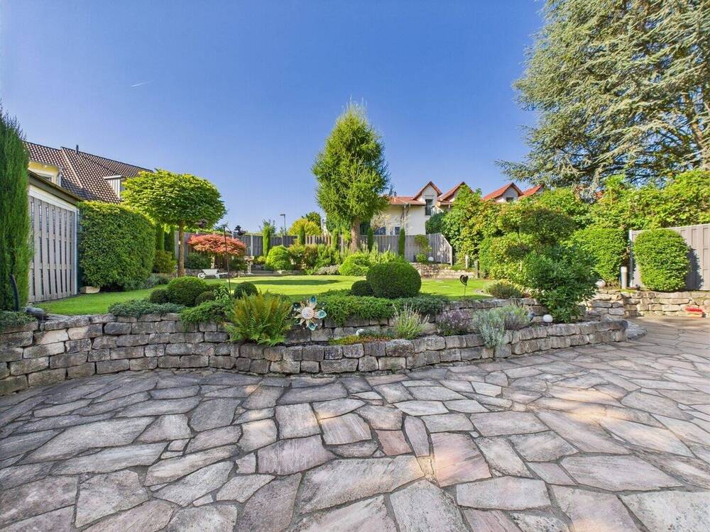 Thumbnail-Außergewöhnliches Einfamilienhaus mit Gartenidylle & Doppelgarage - in ruhiger Lage