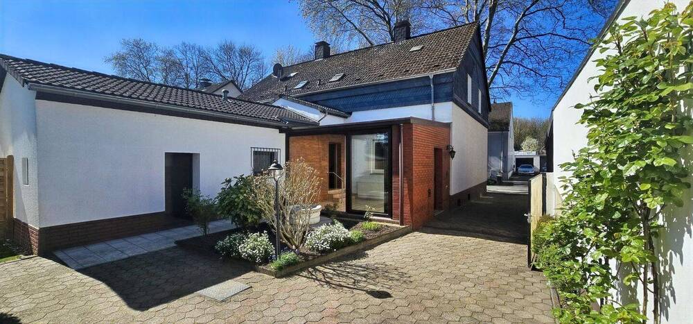 Thumbnail-Doppelhaushälfte mit Garage und Garten in ruhiger Wohngegend