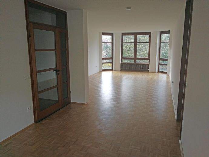Thumbnail-Sehr großzügig geschnittene, helle Wohnung mit Balkon