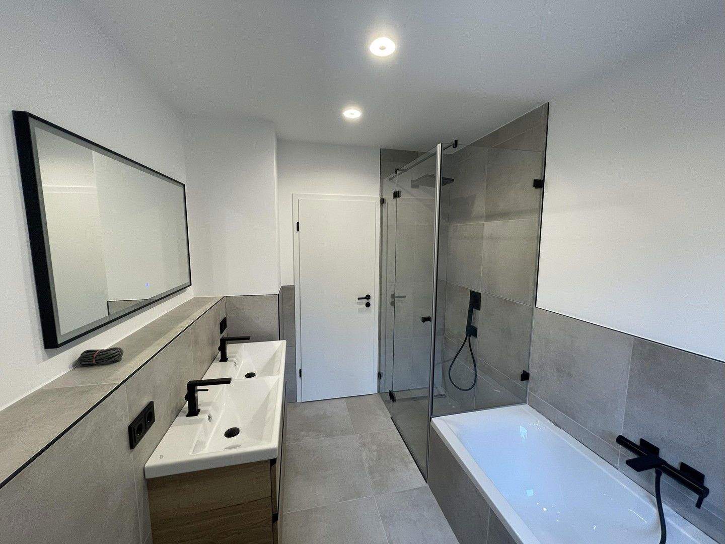 Thumbnail-Hochwertige, energetisch sanierte 5-Zimmer-EG-Wohnung mit Balkon, Garten u. 2 Garagenstellplätzen