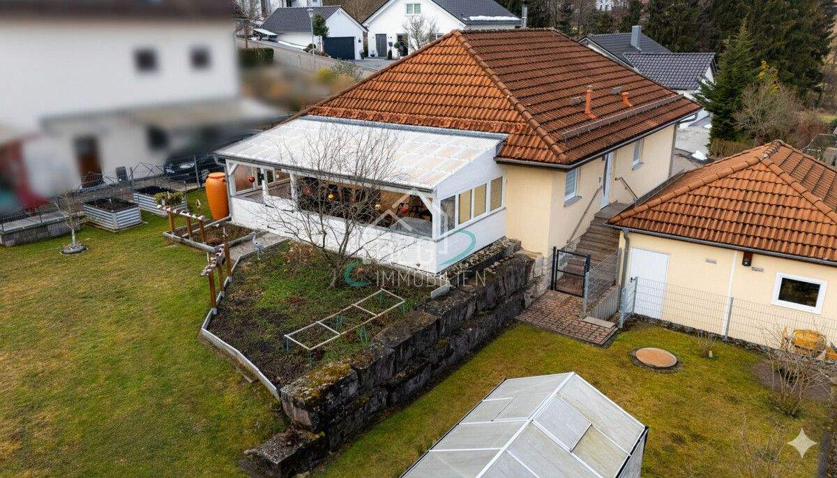 Thumbnail-Bungalow mit idyllischem Garten und Doppelgarage