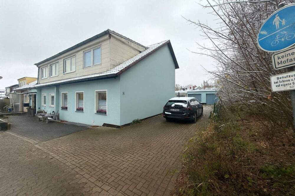 Thumbnail-Teilrenoviertes Reihenendhaus mit Potenzial + 3 Garagen in Salzgitter-Thiede