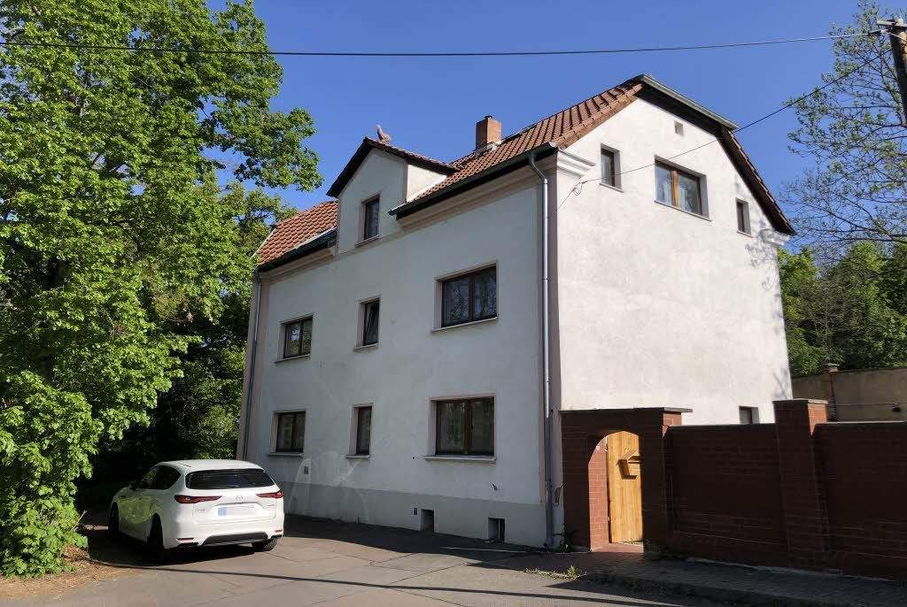 Thumbnail-Halle-Wörmlitz: Wohnhaus zum Sanieren, mit Nebengelass und Garagen, Nähe zur Saale