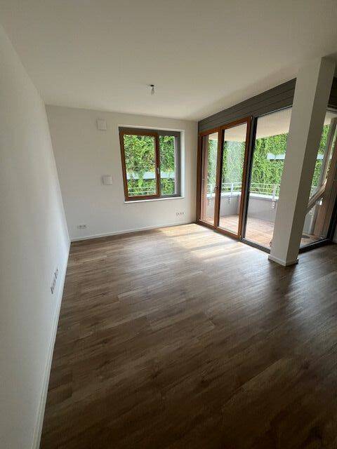 Helles Zimmer mit Balkon