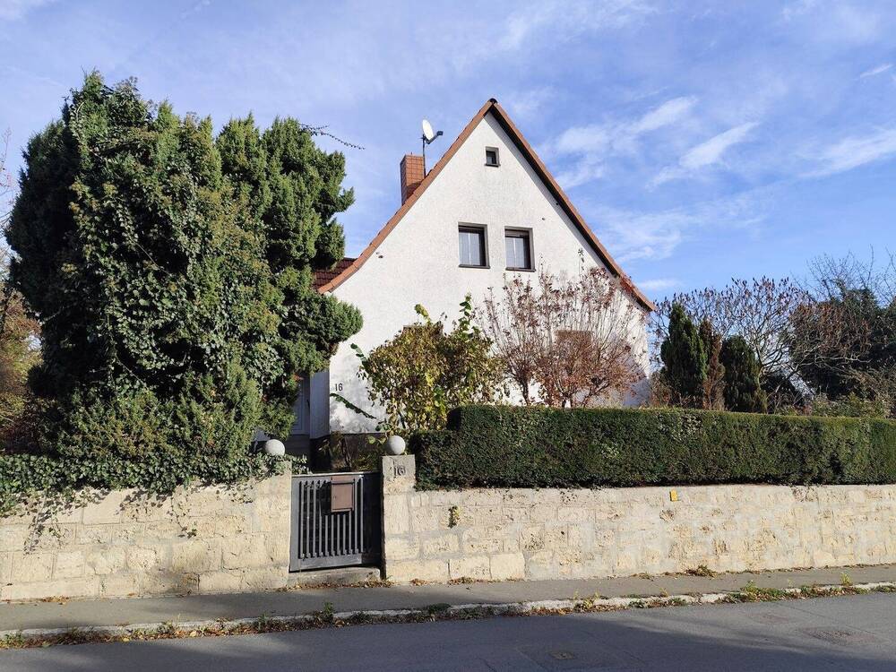 Thumbnail-Kleines freistehendes EFH auf großem Grundstück