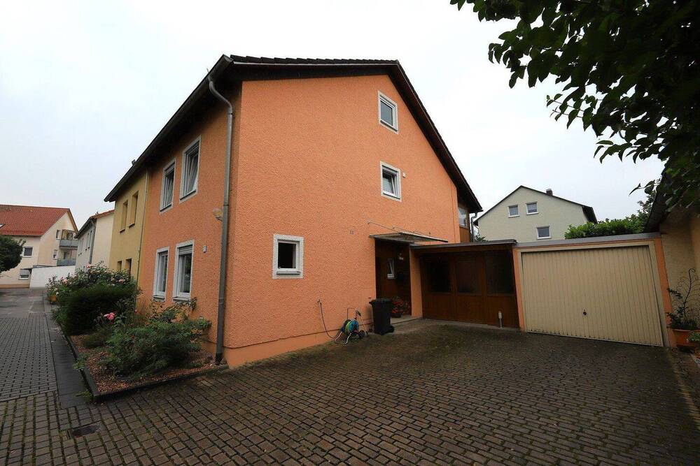 Haus mit Hofraum und Garage