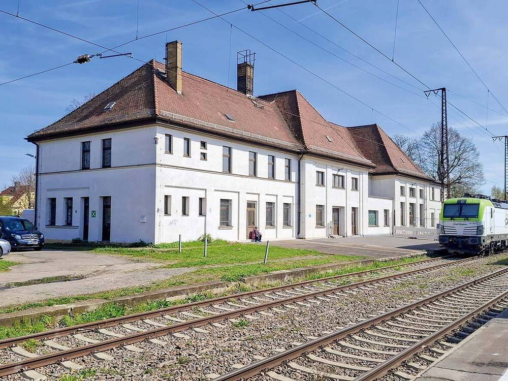 Thumbnail-AUKTION: Attraktives Bahnhofsgebäude mit Nebengelass und großem Grundstück