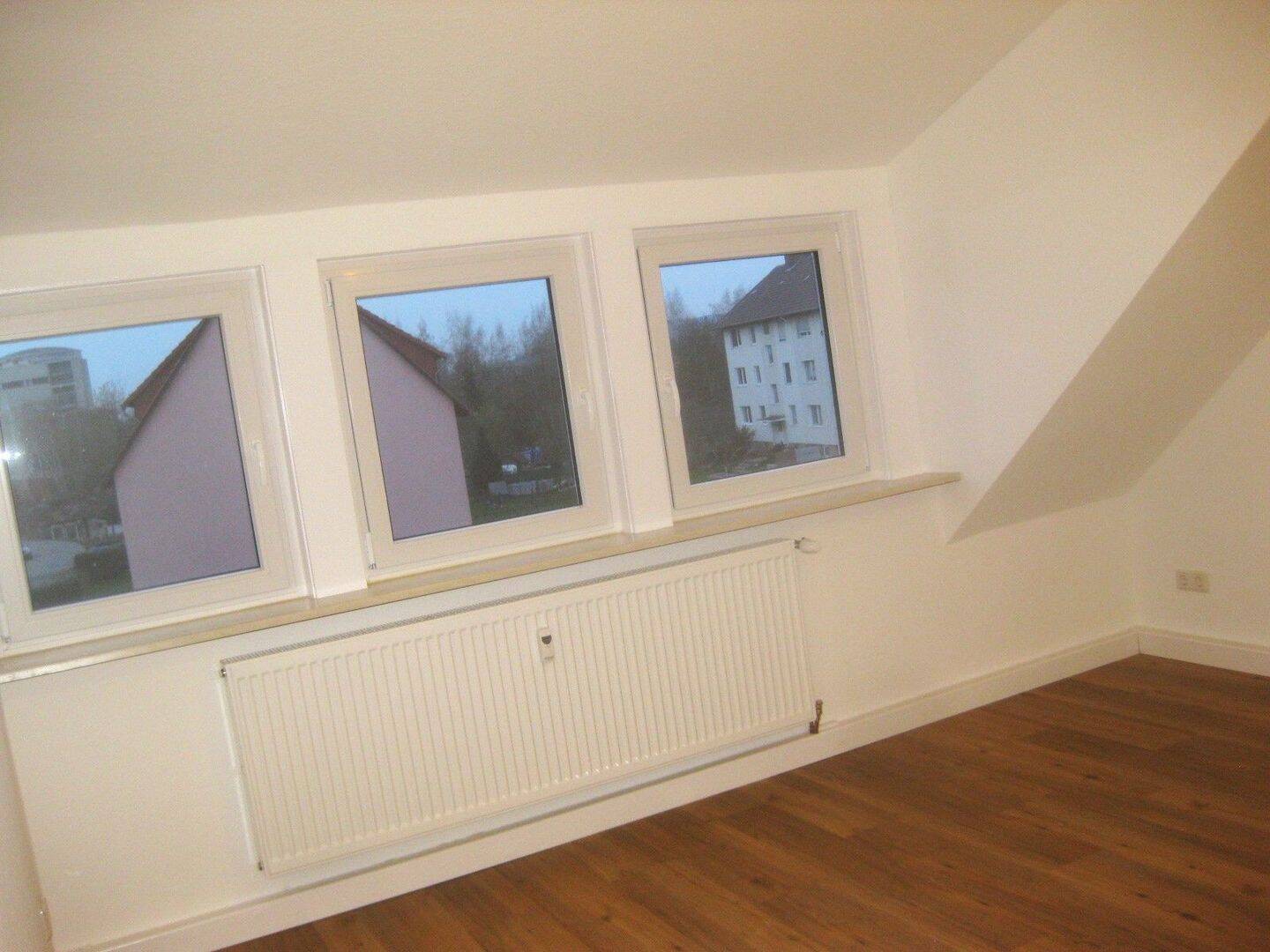 Thumbnail-Neu renovierte 3 12 Zi.- Dachgesch.-Whg. nähe Eisen-Schrader in Northeim