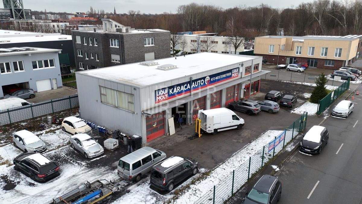 Thumbnail-Lagerfläche mit Hebebühnen | 5 ebenerdige Rolltore | Umkleiden