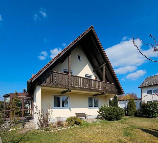 Thumbnail-Attraktives Zweifamilienhaus mit Wintergarten, zwei Garagen und zwei Einbauküchen in Schrobenhausen.