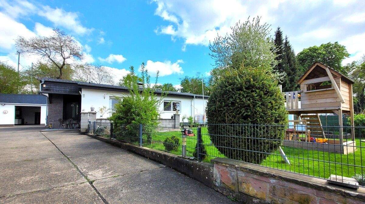 Thumbnail-Großzügiges Wohnen nahe der Lahn - saniertes Bungalow-Ensemble mit Nebengebäude!