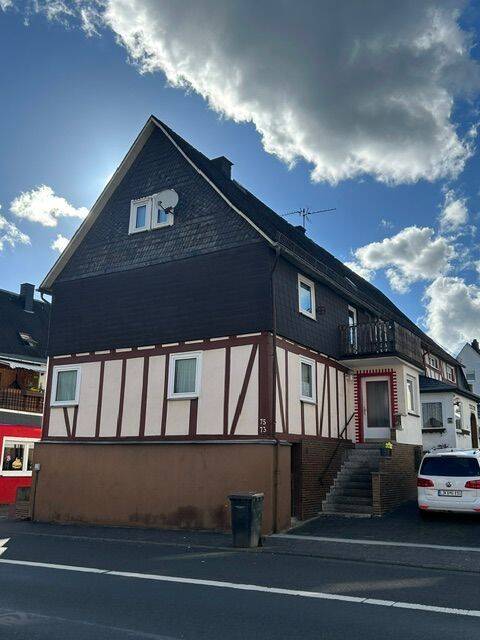 Thumbnail-Einfamilienhaus im DHH-Stil mit Balkon, Terrasse, Garten und KFZ-Stellplatz in Dillenburg-Frohnhausen