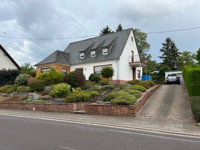 Thumbnail-Ein-Zweifamilienhaus mit großem Grundstück in Kirf