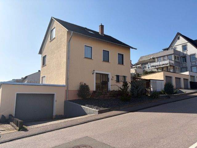 Thumbnail-Einfamilienhaus mit großem Garten und 4 Garagen