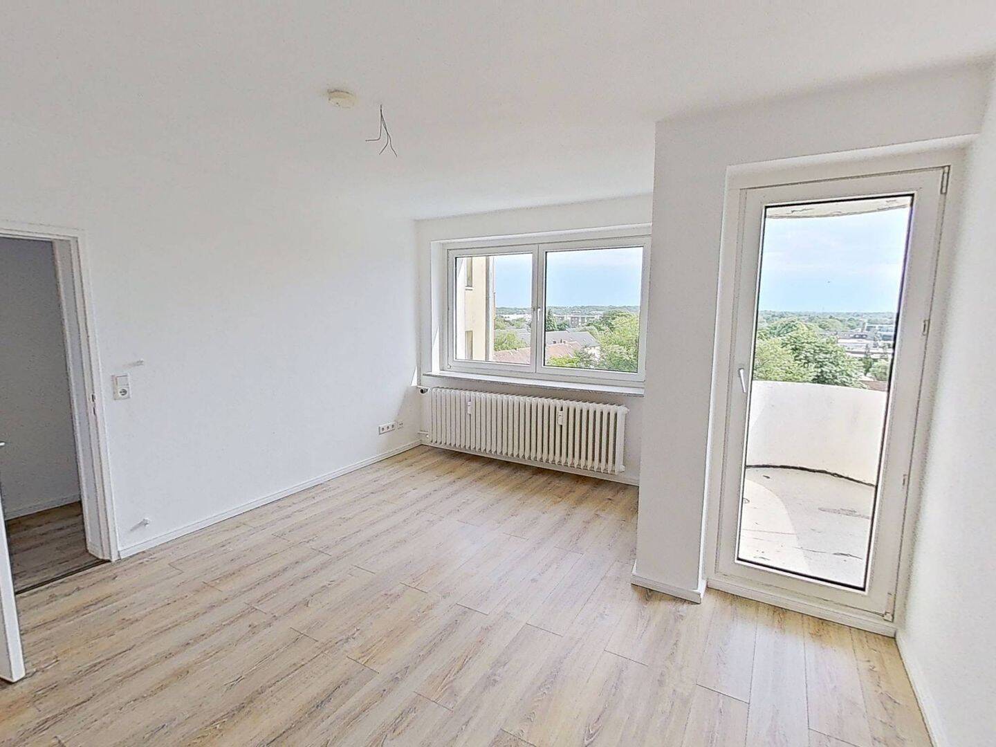 Thumbnail-Moderne 2-Zimmer-Wohnung mit EBK, sonnigem BALKON und tollem Ausblick