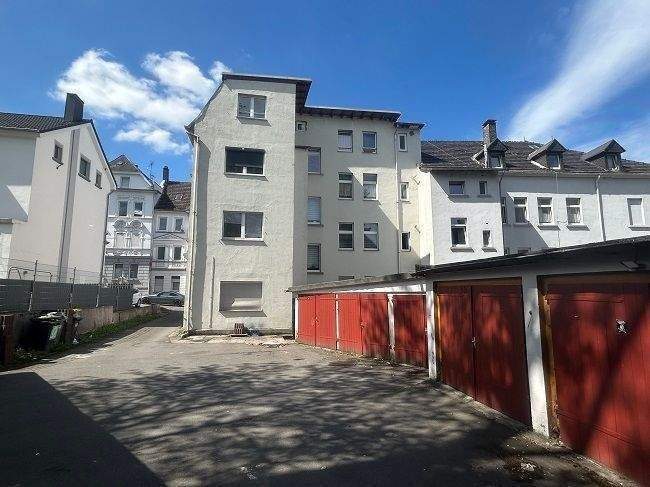 Thumbnail-RESERVIERT...FAKTOR 11...8-Familienhaus mit 7 Garagen + Doppelgarage mit Mietsteigerungspotential in Lüdenscheid...Nähe Neubaugebiet („Wiesenstraße“)…