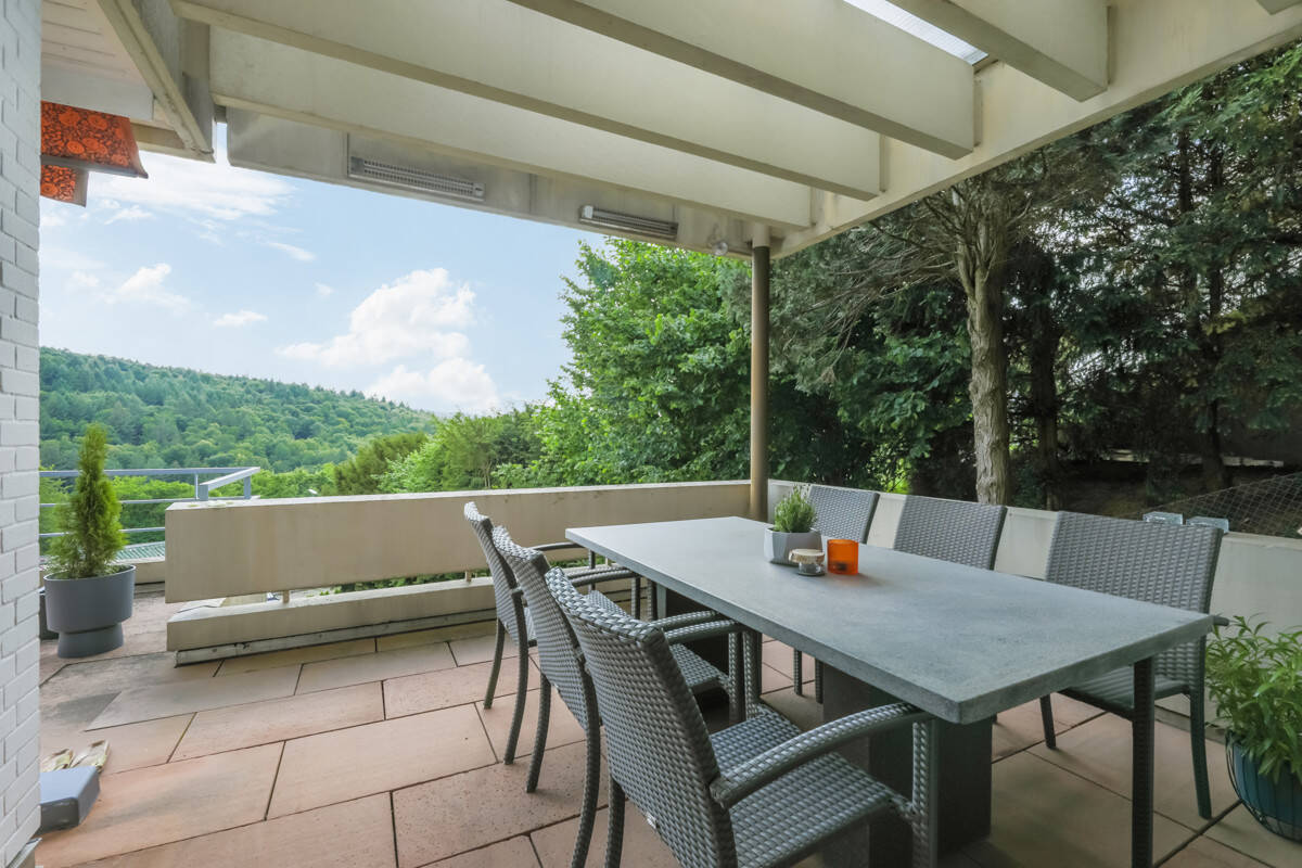 Überdachte Terrasse mit Ausblick