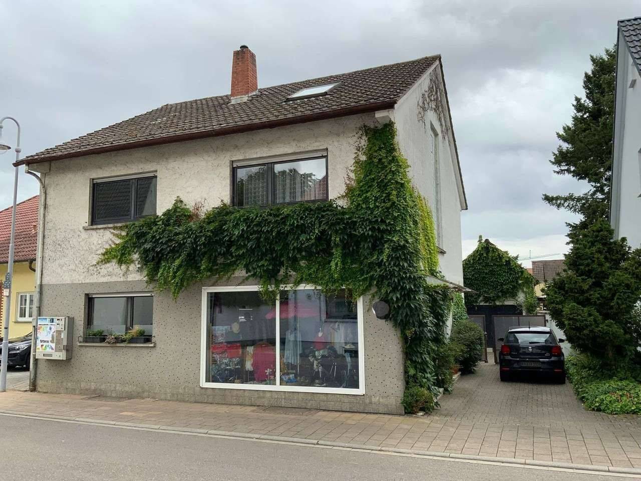 Thumbnail-Vielseitiges 1-2 Familienhaus mit schönem Garten und großer Garage