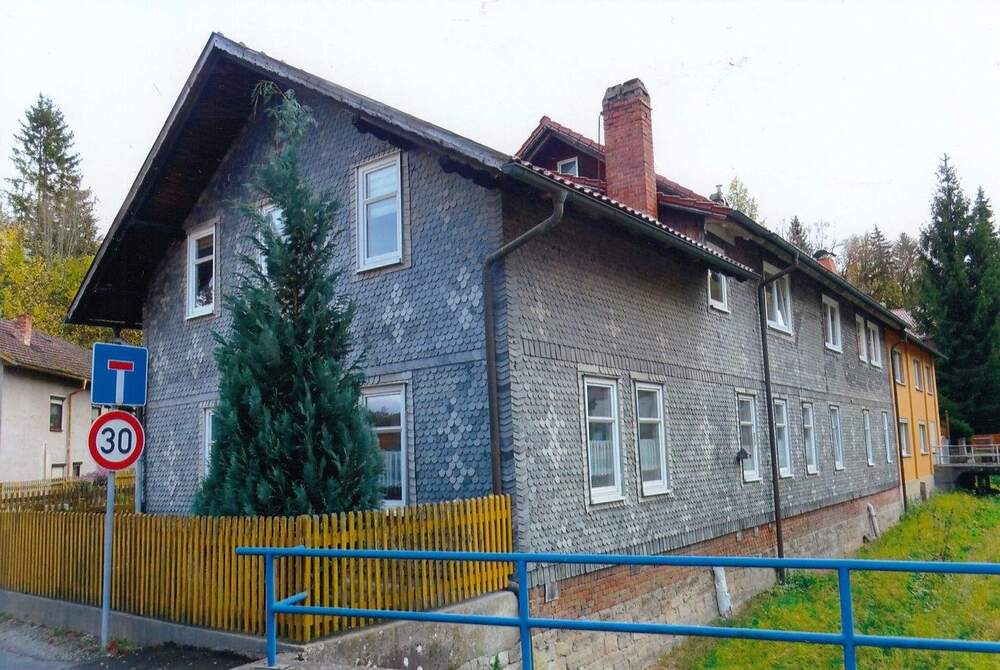 Thumbnail-Modernisiertes geräumiges Wohnhaus in Themar