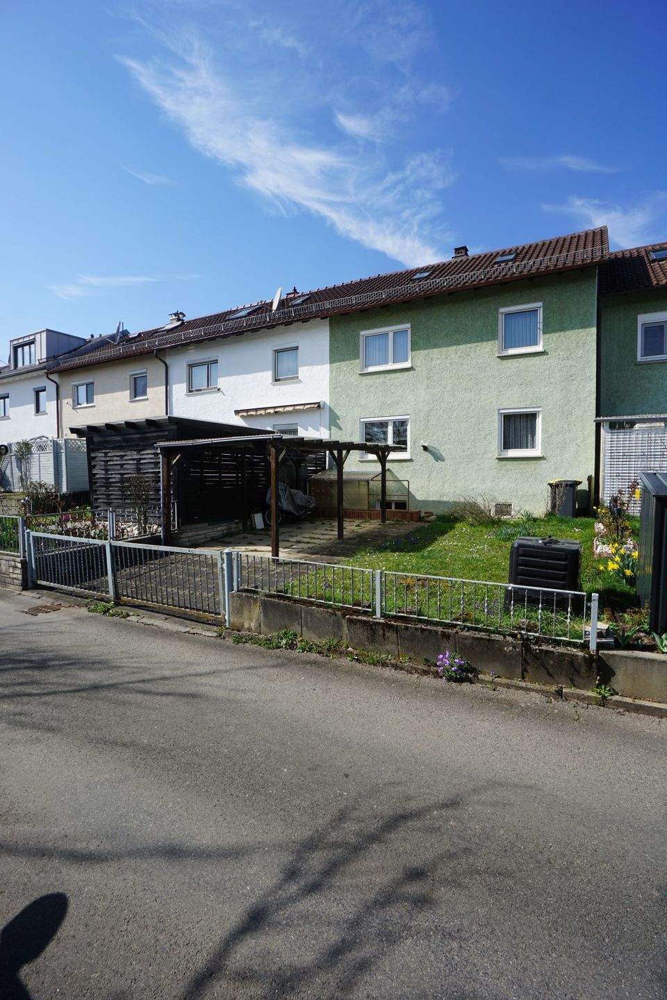 Thumbnail-Geräumiges Reihenhaus mit Garten und Carport in beliebter Wohnlage