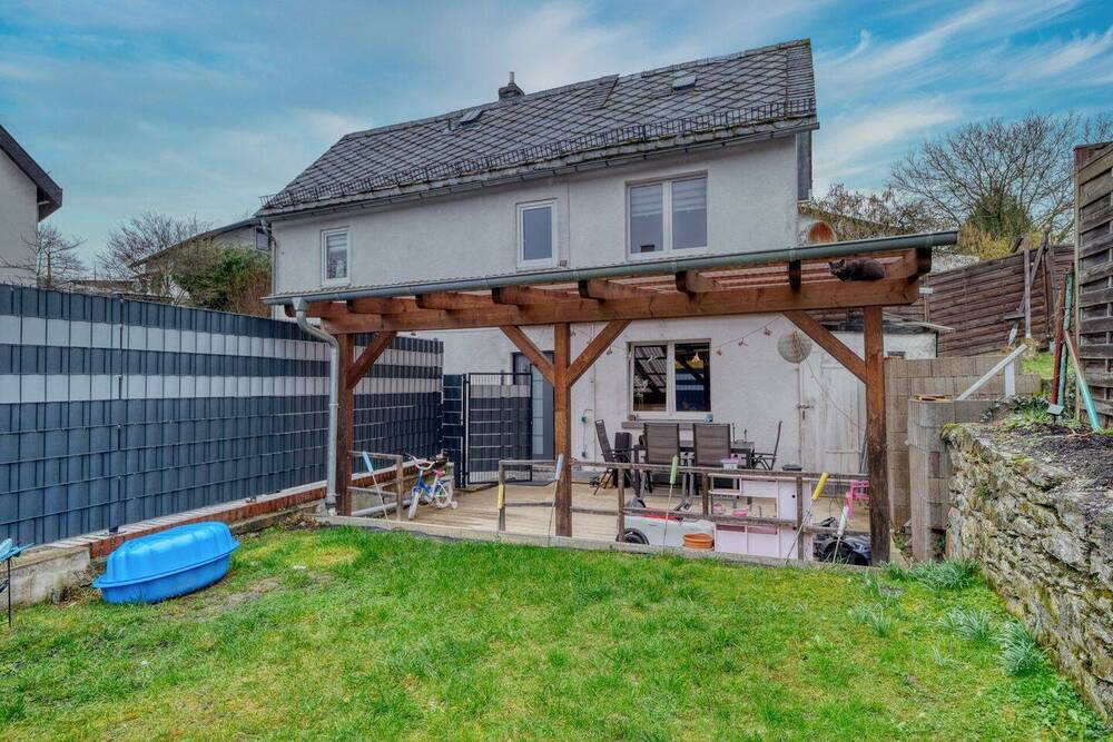 Thumbnail-Umfangreich modernisiertes Einfamilienhaus mit Garten und Garage - provisionsfrei