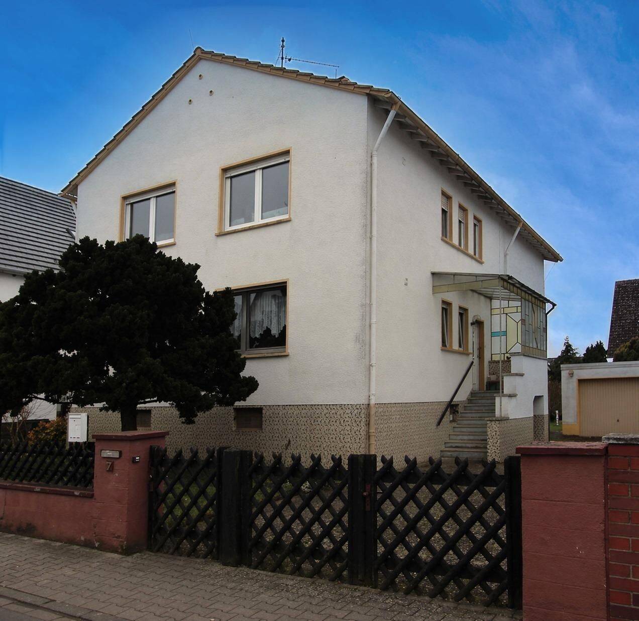 Thumbnail-Viel Platz zum Wohlfühlen - Zweifamilienhaus mit großem Garten in ruhiger Lage