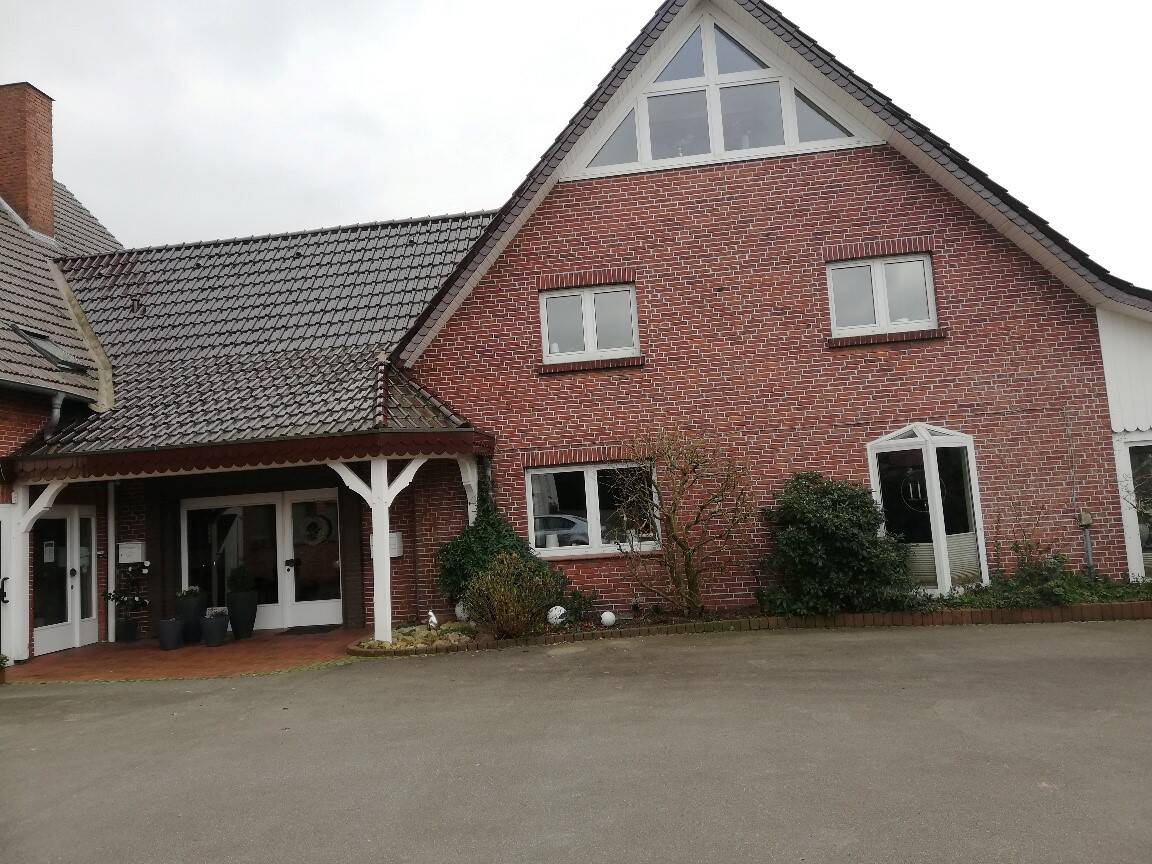 Thumbnail-Hofstelle mit 3-Familienhaus und Hallen