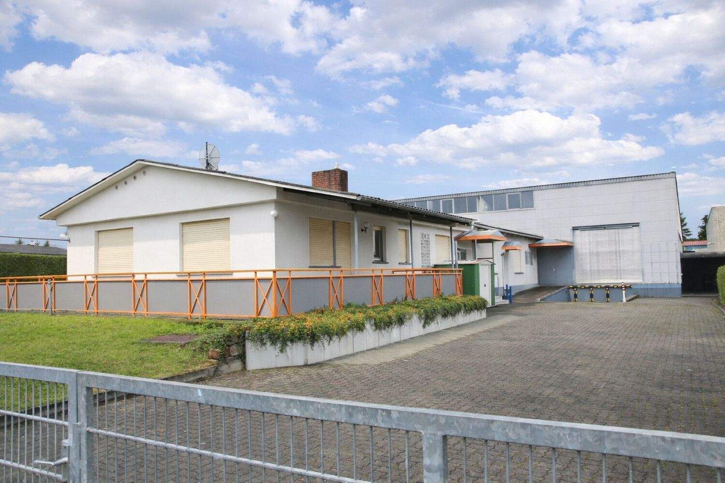 Thumbnail-Flexibel nutzbare Produktions- und Lagerhallen mit Wohnhaus nähe Frankfurt zu verkaufen