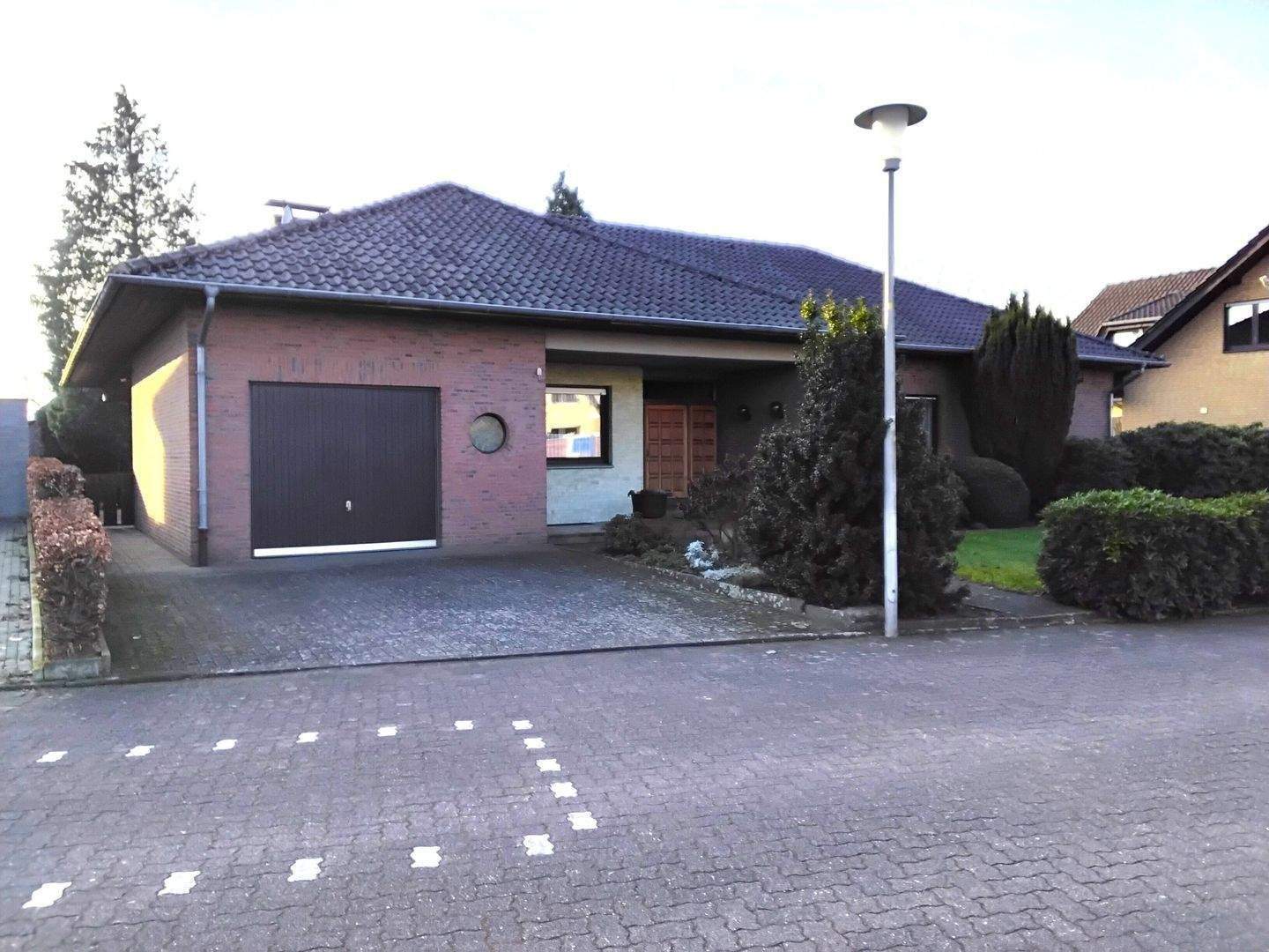 Thumbnail-RESERVIERT!! Schicker, gepflegter Winkelbungalow mit Keller und Ausbaureserve – erstklassige Wohnlage in Epe