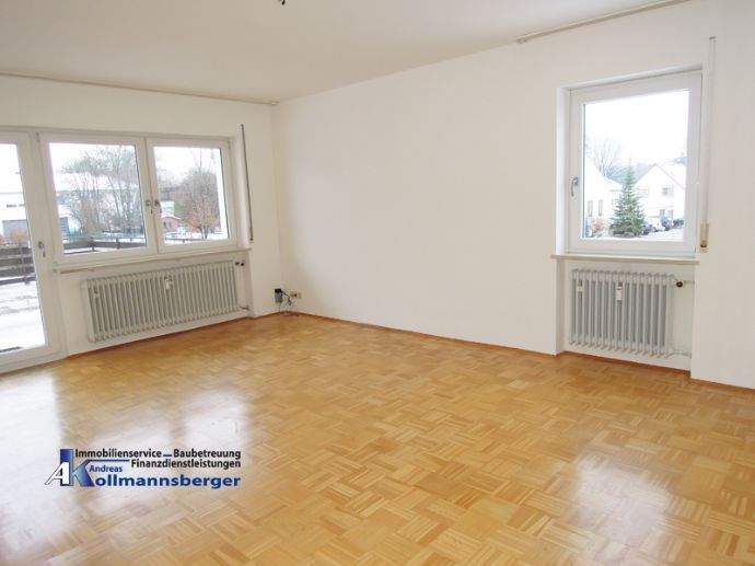 Großes Wohnzimmer mit Zugang zur Hochterrasse