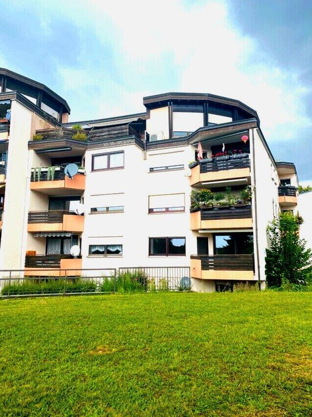 Thumbnail-Sanierte 3 Zimmer Wohnung mit zwei Balkonen und zwei Stellplätzen!