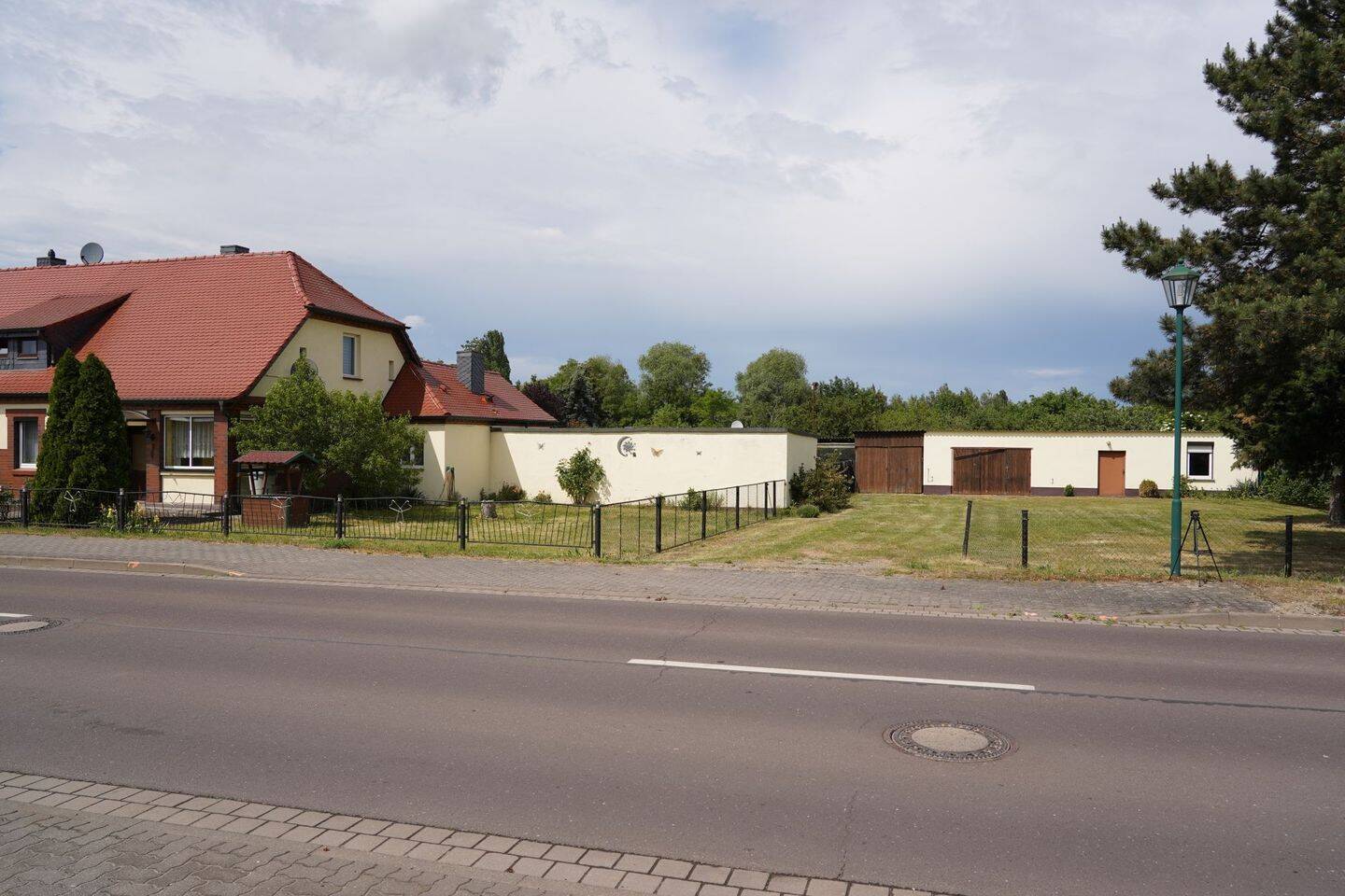 DHH, Nebengebäude u. Bauland
