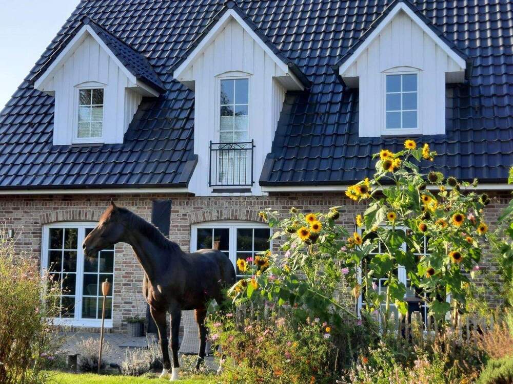 Thumbnail-Einfamilienhaus im Friesenstil mit Doppelgarage und Garten