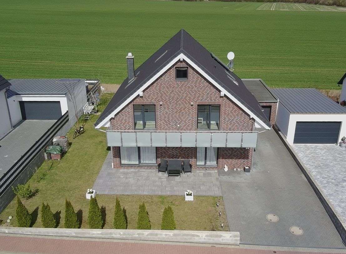 Thumbnail-Sofort bezugsfertig! Traumhaftes Einfamilienhaus mit Garage und großem Garten in Toplage!