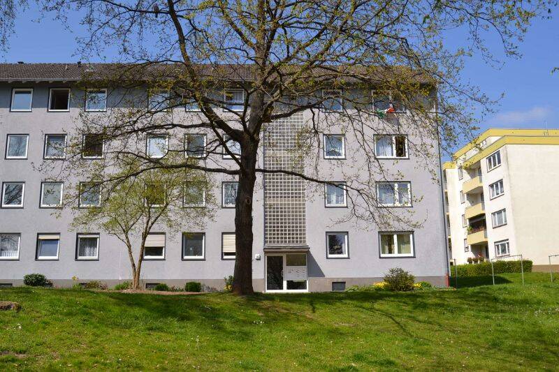 Birkenallee 85 - Außenansicht des Eingangsbereichs eines mehrgeschossigen Wohngebäudes mit heller Fassade